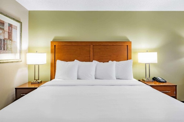 Baymont by Wyndham Gurnee image 17