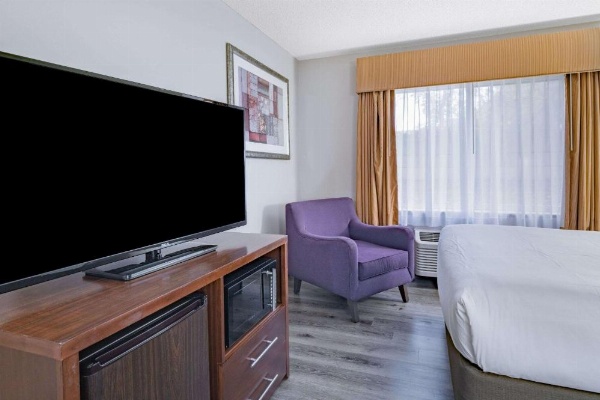 Baymont by Wyndham Gurnee image 25