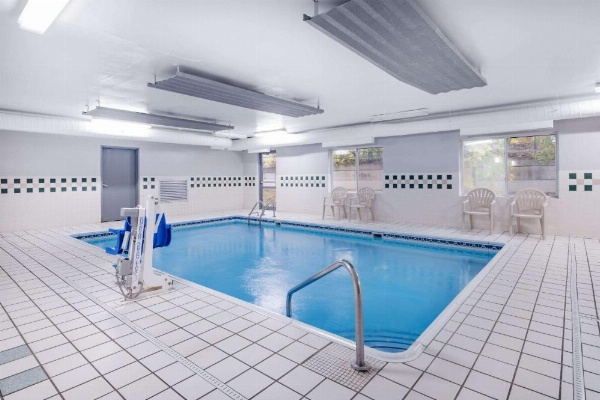 Baymont by Wyndham Gurnee image 9